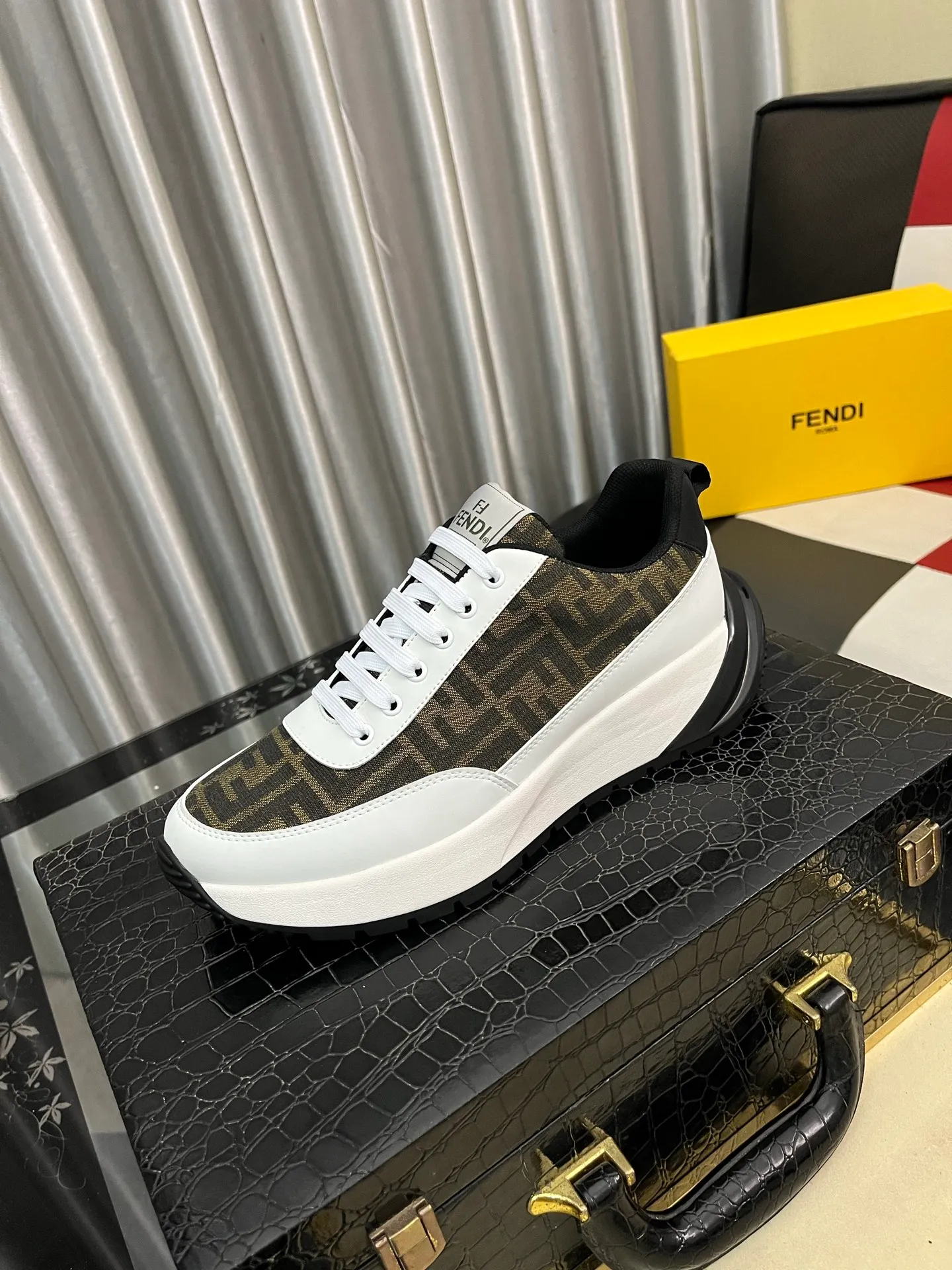 Men's shoes 💰438⌚️⌚️【FENDI】Original quality.~ Unique modern style sneakers. 🏃A must-have casual shoe for trendy men😍😍 Original brand imported from Italy, imported original leather, sheep lining (refuses to discolor and grind feet) Sole: Original sole specially provided by the original factory, French lazy style design ⚠️Fit the foot. Original quality code number: 38-442️⃣Colors available